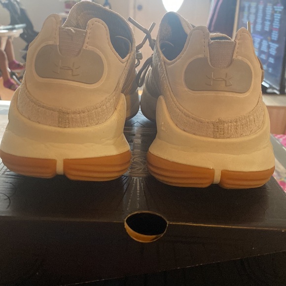 Basketball sneakers - Picture 4 of 4